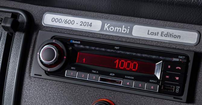 Volkswagen-Kombi-Last-Edition-Brasil-2013-flex-painel-placa-som
