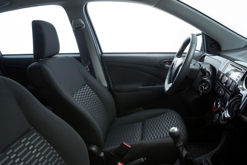 Toyota-Etios-Sedan-hatch-X-XS-XLS-2014-Brasil-interior-acabamento