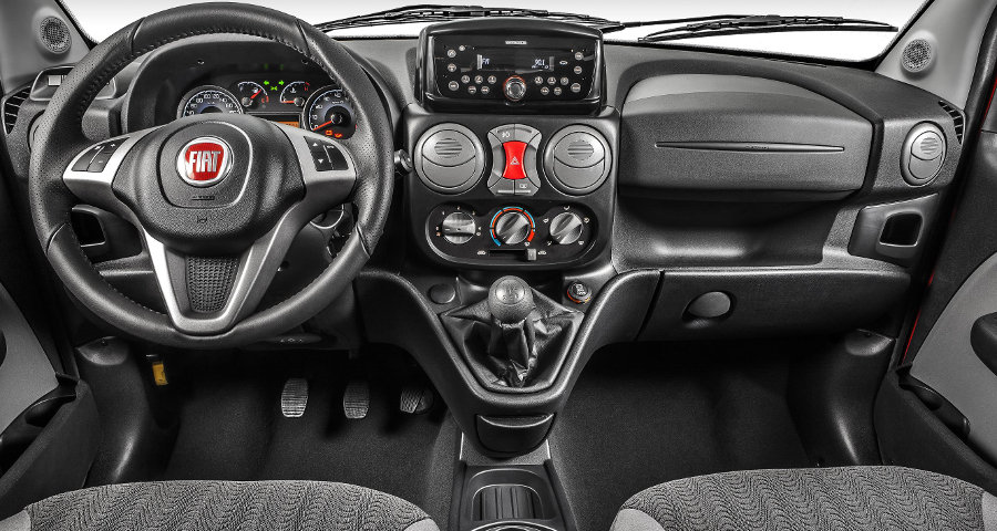 Fiat-Doblo-2014-Essence-interior-painel