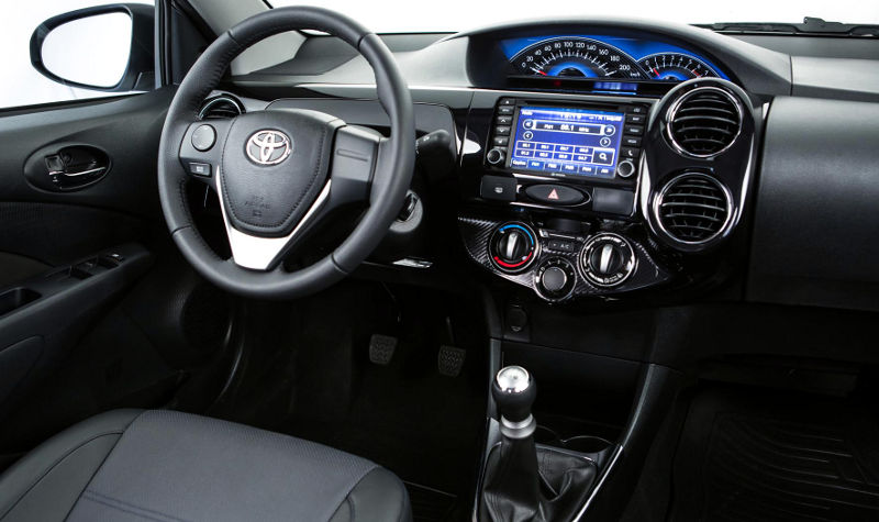 Toyota-Etios-Platinum-2015-painel-novo-volante