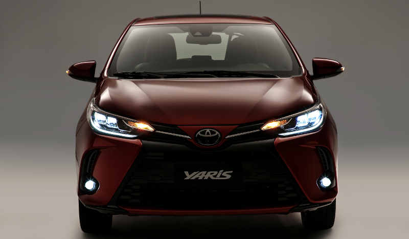 dianteira do Toyota Yaris XLS 2023 com DRL