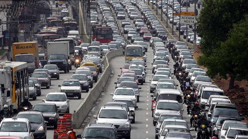 Foto de um congestionamento de carros e motos no Brasil