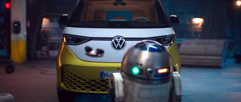 Foto da série Obi-Wan Kenobi com o VW ID Buzz e os droids R2D2 e LOLA