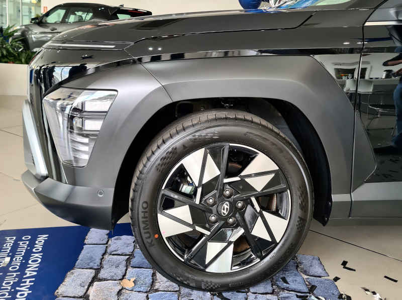 Renato Parizzi / De 0 a 100 Foto do para-lamas dianteiro do Hyundai Kona Signature híbrido