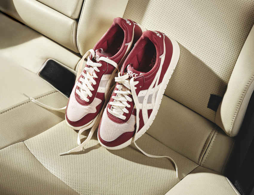 Asics/Toyota/Divulgação Foto do tênis Asics Japan S Airbag dentro de um Toyota