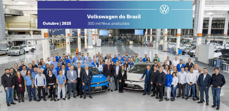 Volkswagen/Divulgação Foto em comemoração das 300 mil unidades do Volkswagen Nivus fabricados no Brasil