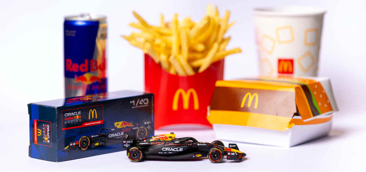 Fabio Piva/Arcos Dourados/Divulgação Foto da McOferta do McDonald's ao lado da miniatura do carro da Red Bull Racing da Fórmula 1