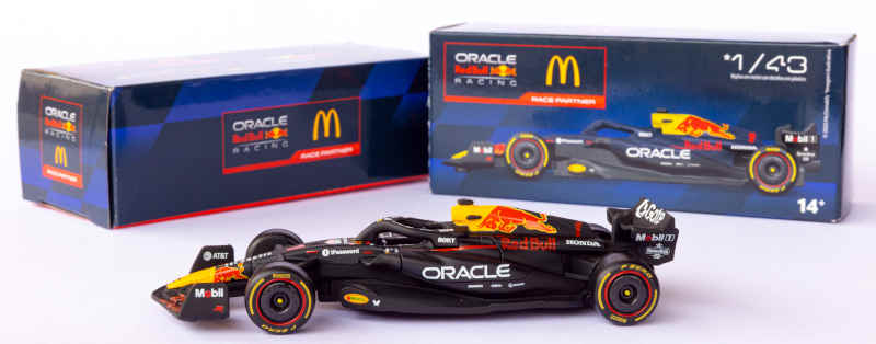 Fabio Piva/Arcos Dourados/Divulgação Foto da miniatura do carro da Red Bull Racing, do Max Verstappen, da Fórmula 1