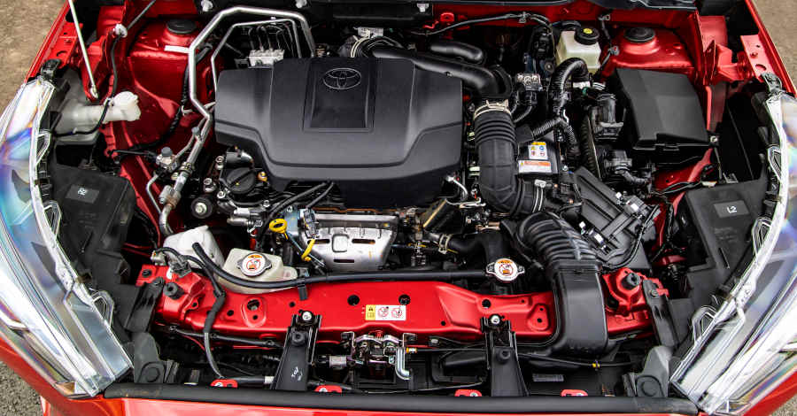 Foto do motor à combustão e dos motores elétricos do Toyota Yaris Cross híbrido