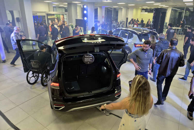 Renato Parizzi / De 0 a 100 Foto do lançamento do Volkswagen Taos 2026 na concessionária Carbel