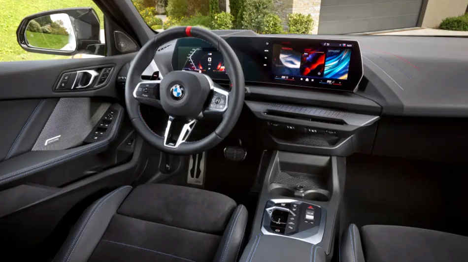 BMW/Divulgação Foto do painel do BMW M135 xDrive