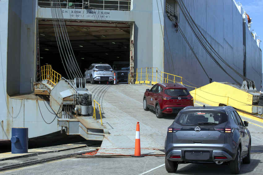 Nissan/Divulgação Foto mostra três Nissan Kait entrando no navio para irem para Colômbia e Costa Rica