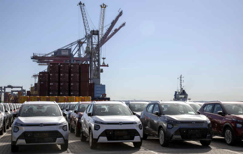 Nissan/Divulgação Foto que mostra vários Nissan Kait esperando para entrar no navio para serem exportados