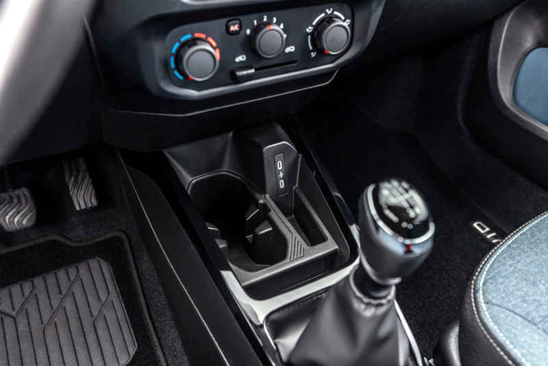 Renault/Divulgação Foto das duas conexões USB C do KWid 2027