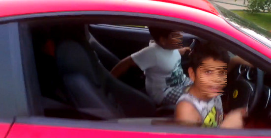 Ferrari+India+menino+garoto+criança+dirigir+guiar+absurdo