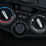 Toyota-Etios-Sedan-hatch-X-XS-XLS-2014-Brasil-painel-ar-condicionado
