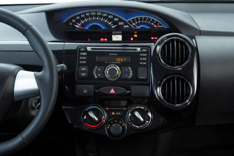 Toyota-Etios-XLS-XS-interior-painel-2014-Brasil