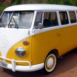 Volkswagen-Kombi-amarela-1975-dianteira