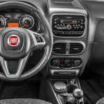 Fiat-Strada-Trekking-2014-picape-flex-interior-painel-Brasil