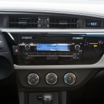 Toyora-Corolla-GLi-Brasil-2015-CVT-Multi-Drive-painel-radio