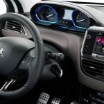 Peugeot-2008-2014-interior-painel-detalhe