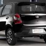 Toyota-Etios-Platinum-hatch-2015-Brasil