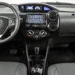 Painel e interior dos Toyota Etios Platinum 2017 hatch e sedã