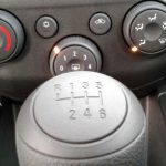 Câmbio manual de seis marchas do Chevrolet Onix Joy 2017 durante o teste