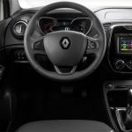 Painel do Interior e banco traseiro do Painel do Renault Captur Intense 2018 automático