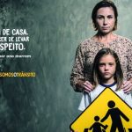 Campanha Maio Amarelo de segurança no transito. Na foto, mãe com uma criança
