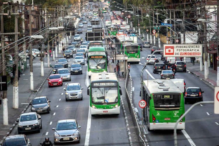Trânsito de ônibus e carros em São Paulo, Brasil