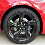 Roda traseira de aro 20" do Chevrolet Camaro SS V8 2020 conversível