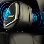 Caixa de som Bose no encosto de cabeça do motorista no novo Nissan Kicks Exclusive 2022