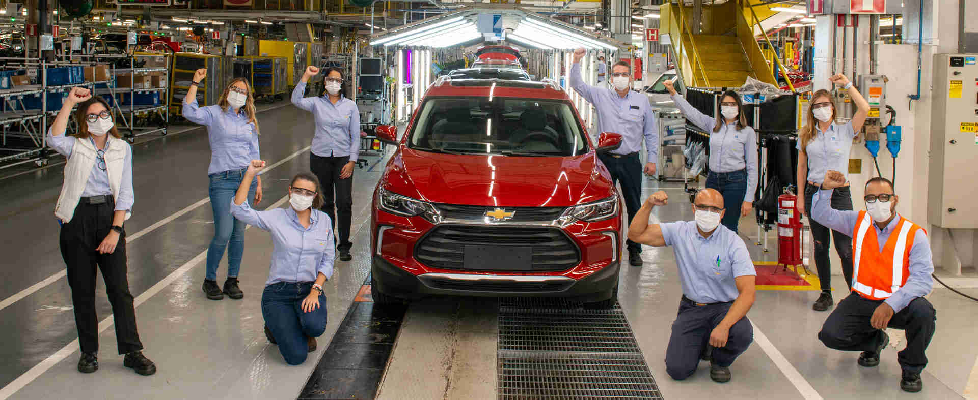 Foto de capa com a comemoração das 100 mil unidades do Chevrolet Tracker fabricadas no Brasil