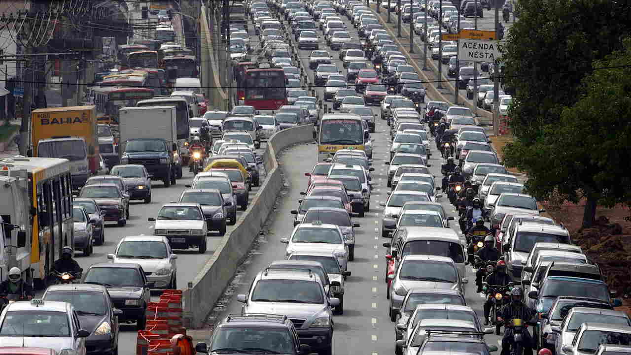 Foto de capa de um congestionamento de carros e motos no Brasil