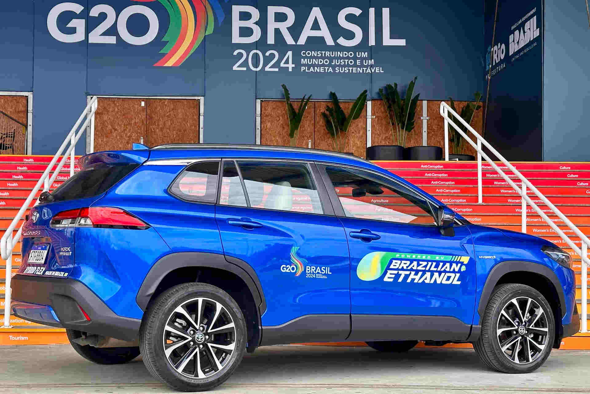 Foto de capa do Toyota Corolla Cross Hibrido Flex 2024 durante encontro do G20 no Brasil