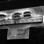 Foto da placa com o nome do GM Chevrolet V12, campeão do Hot Wheels Legends Brasil
