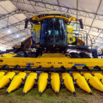 Foto da colheitadeira CR10.90, a maior fabricada no Brasil