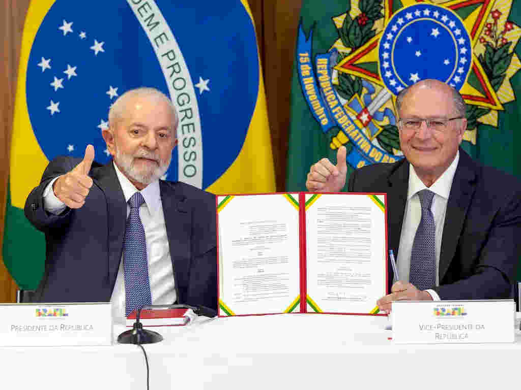 Foto de capa do Lula e do Alckmin na assinatura do Programa Mover