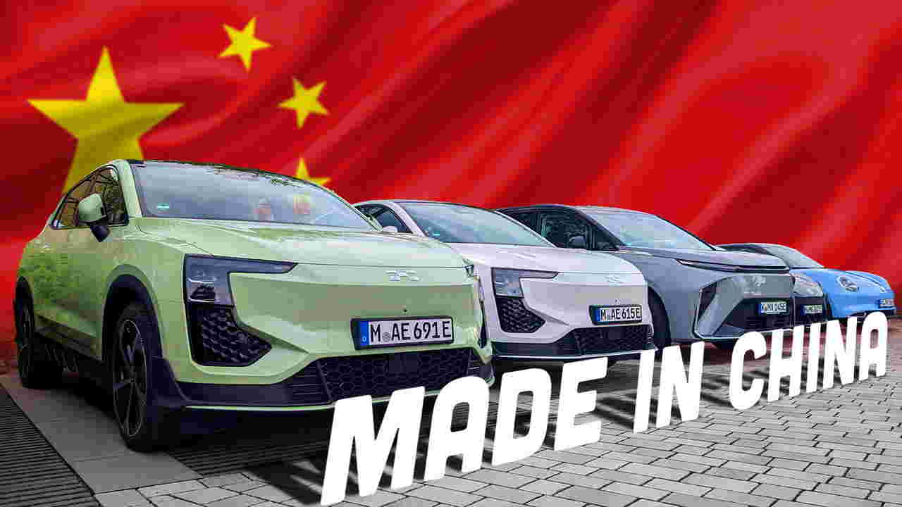 Arte de capa feita em cima de uma foto de carros fabricados na China