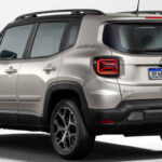 Foto da traseira do Jeep Renegade Sahara 2025