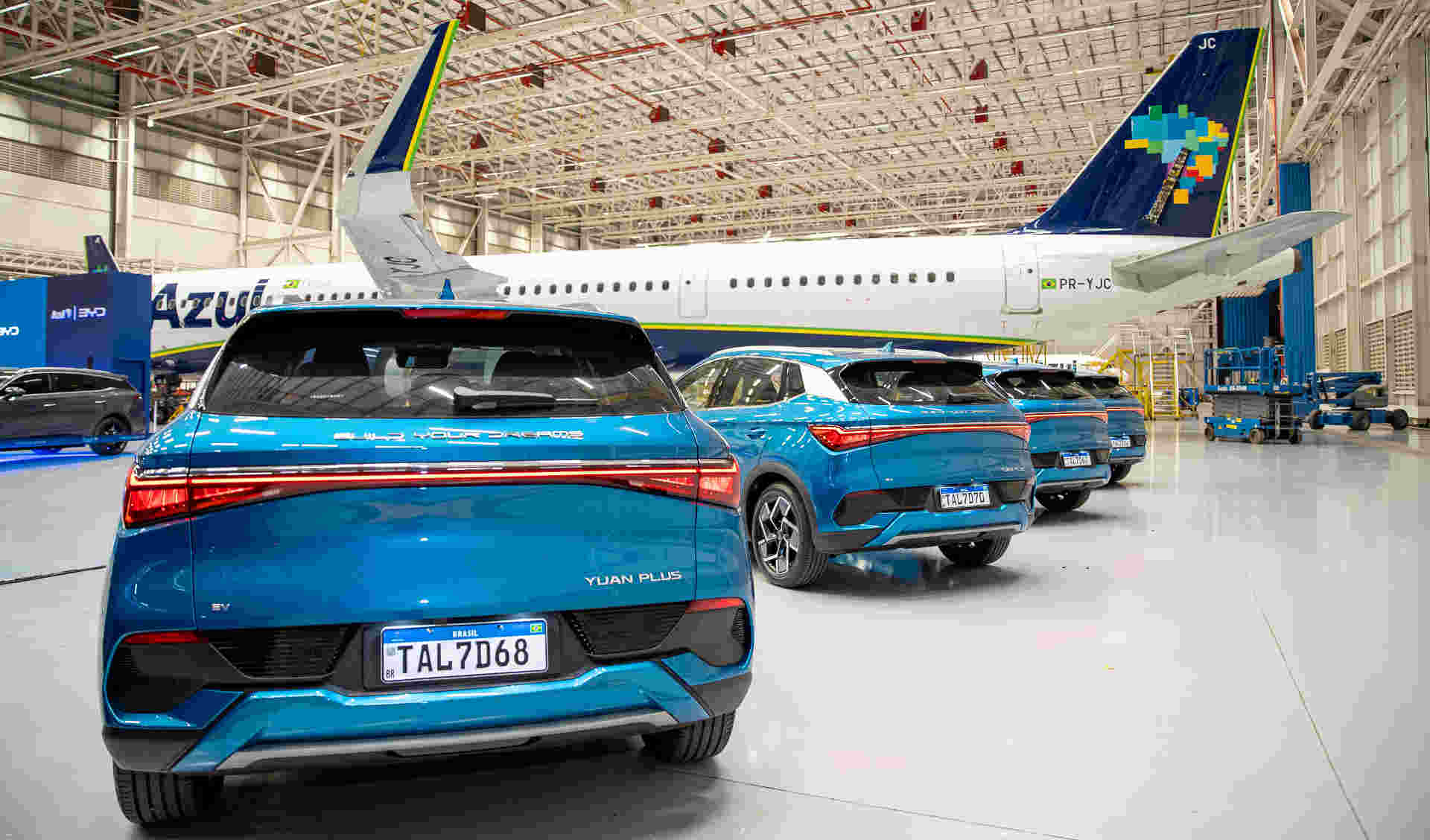 Foto de capa do BYD Yuan Plus EV ao lado do avião da Azul