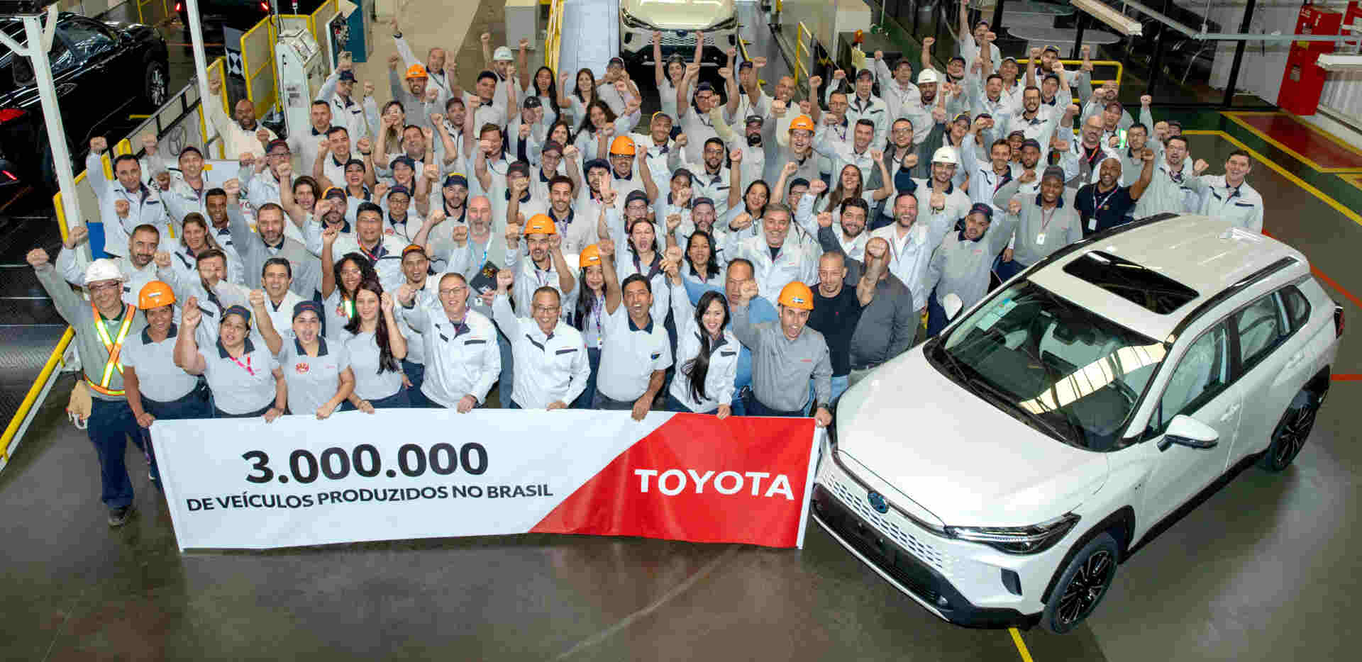Foto de capa do Corolla Cross simbólico que foi o carro de número 3 milhões produzido pela Toyota no Brasil