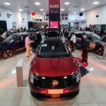 Foto da concessionária Carbel Japão durante o lançamento do novo Nissan Kicks 2026