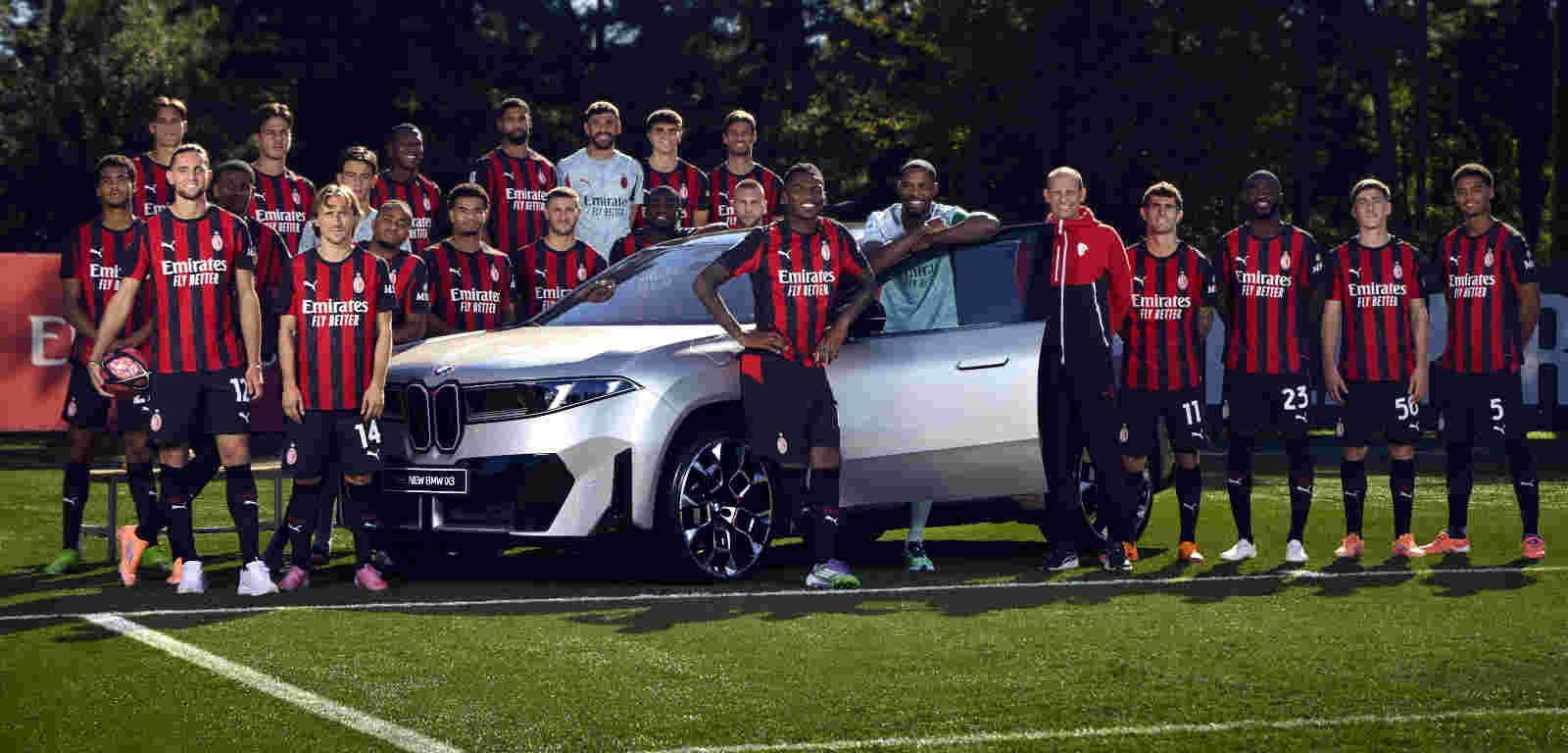 Foto de capa do elenco de futebol do Milan com o novo BMW iX3