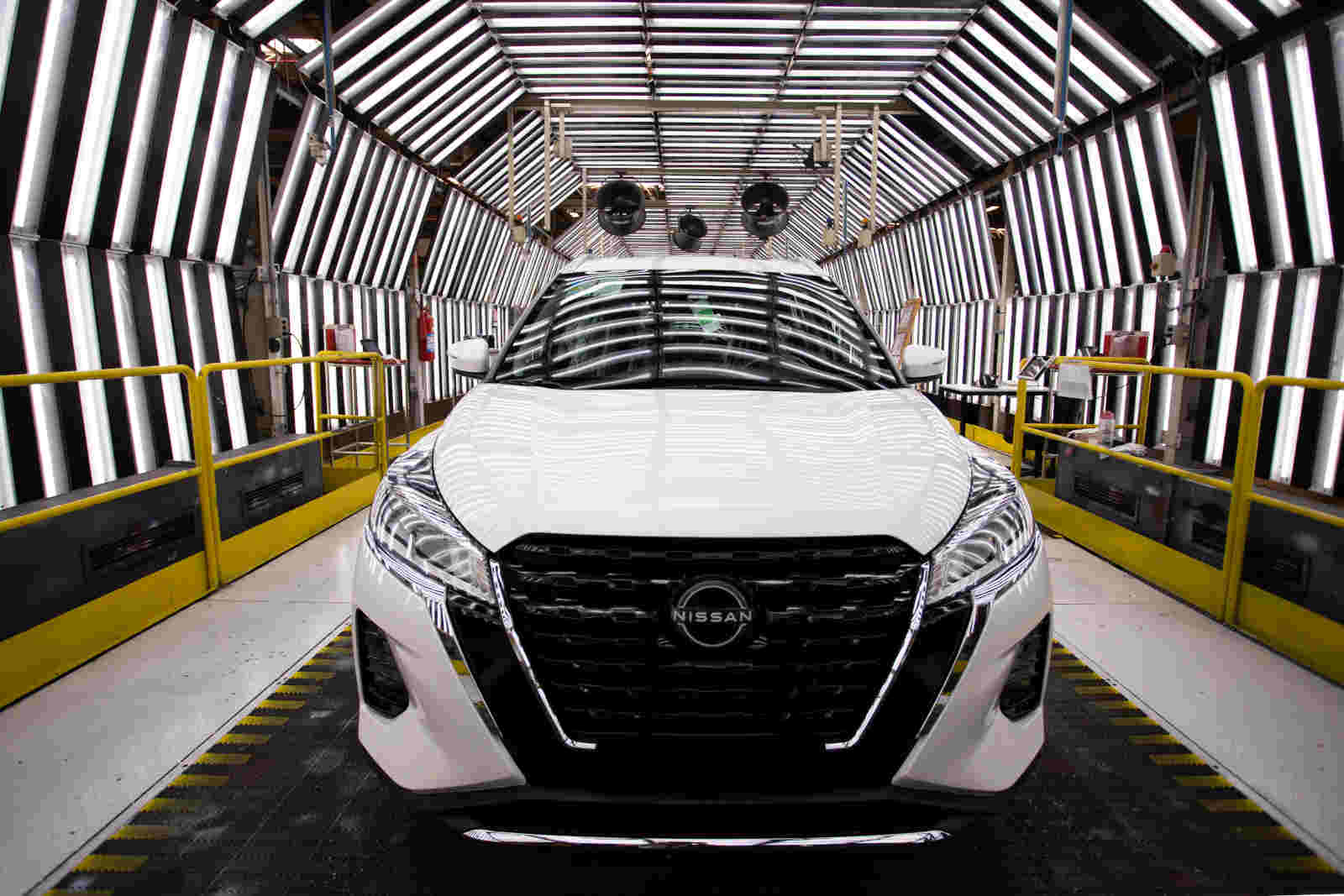 Foto de capa de uma unidade do Kicks Play para exportação tirada na fábrica da Nissan em Resende (RJ)