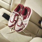 Foto do tênis Asics Japan S Airbag dentro de um Toyota