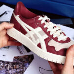 Foto do manuseio do tênis Asics Japan S Airbag, feito em parceria com a Toyota