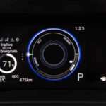 Foto do quadro de instrumentos do Yaris Cross 1.5 híbrido flex