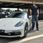 Foto de Renato Parizzi e do Porsche 718 Boxster GTS